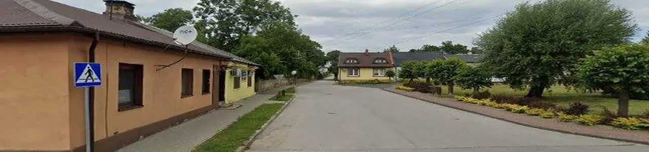 Zdjęcie placówki Banku Spółdzielczego w Białaczowie przy ulicy Wolności.