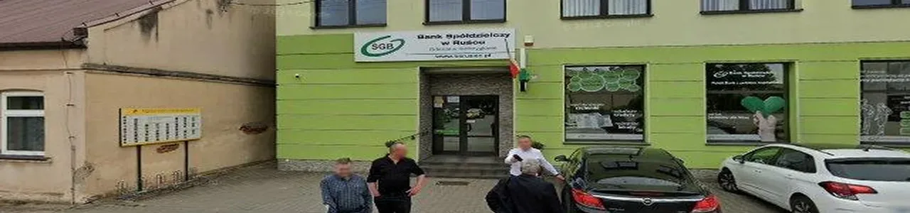 Zdjęcie placówki Banku Spółdzielczego w Kiełczygłowie przy ulicy Piotrkowskiej.
