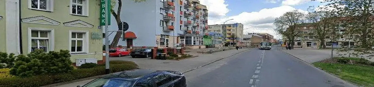 Zdjęcie placówki Banku Spółdzielczego w Łobzie przy ulicy Niepodległości.