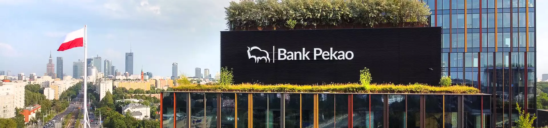 Zdjęcie centrali banku Pekao z biało-czerwoną flagą plski